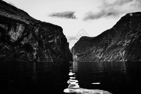 在挪威森莫尔地区乘船游览令人惊叹的盖朗厄尔峡湾图片
