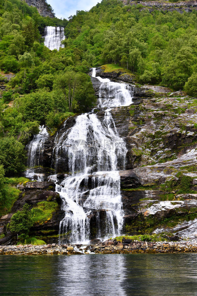 七位修女在Geirangerfjord独有的瀑布上登船旅行图片