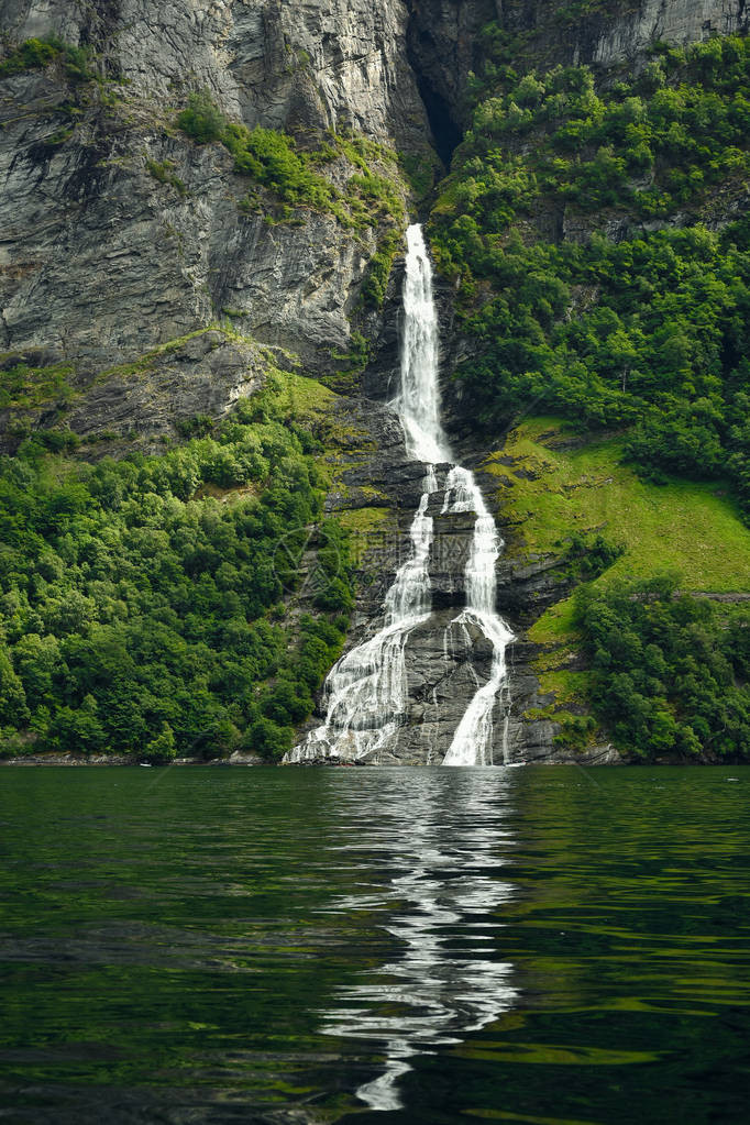 七位修女在Geirangerfjord独有的瀑布上登船旅行图片