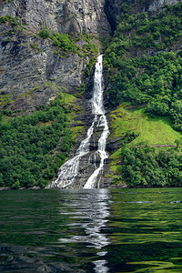 七位修女在Geirangerfjord独有的瀑布上登船旅行图片