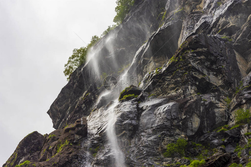 七姐妹会在Geirangerfjord的壮观瀑布中图片