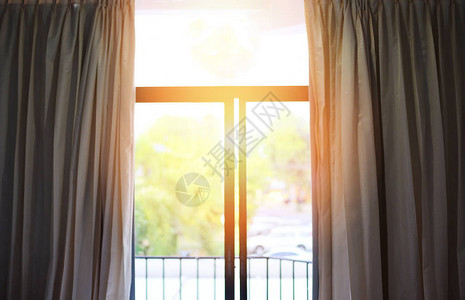 早上的卧室窗户阳光穿过房间图片