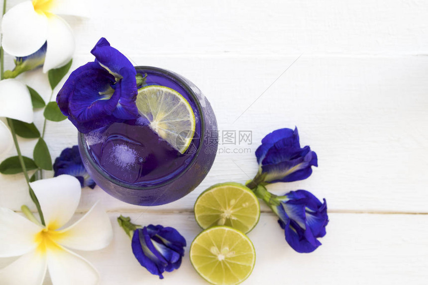 草药健康饮品混合柠檬花生奶油苍蝇豆紫色鸡尾酒图片
