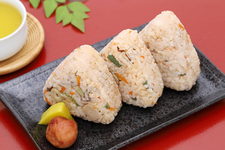 Onigiri日本食品日本大米球与Takikomigohan图片