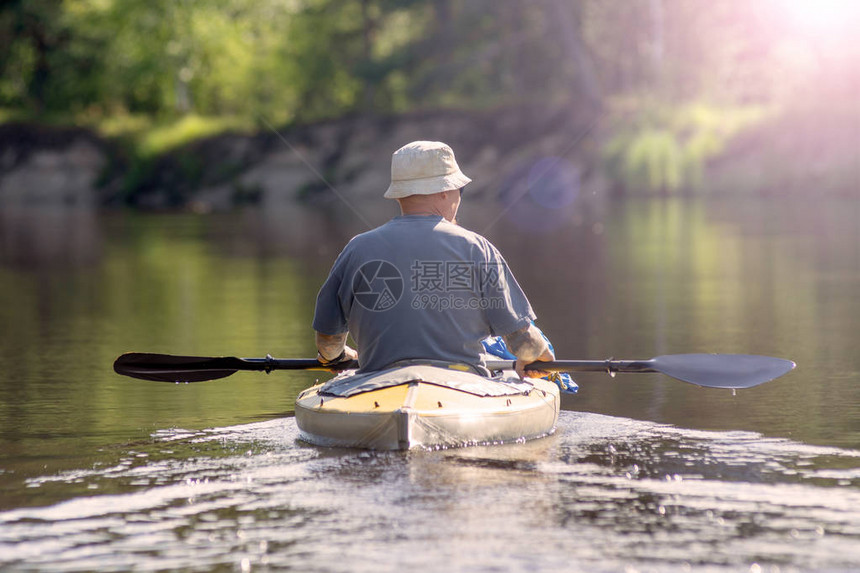 夏季河流风景中Kayaker图片