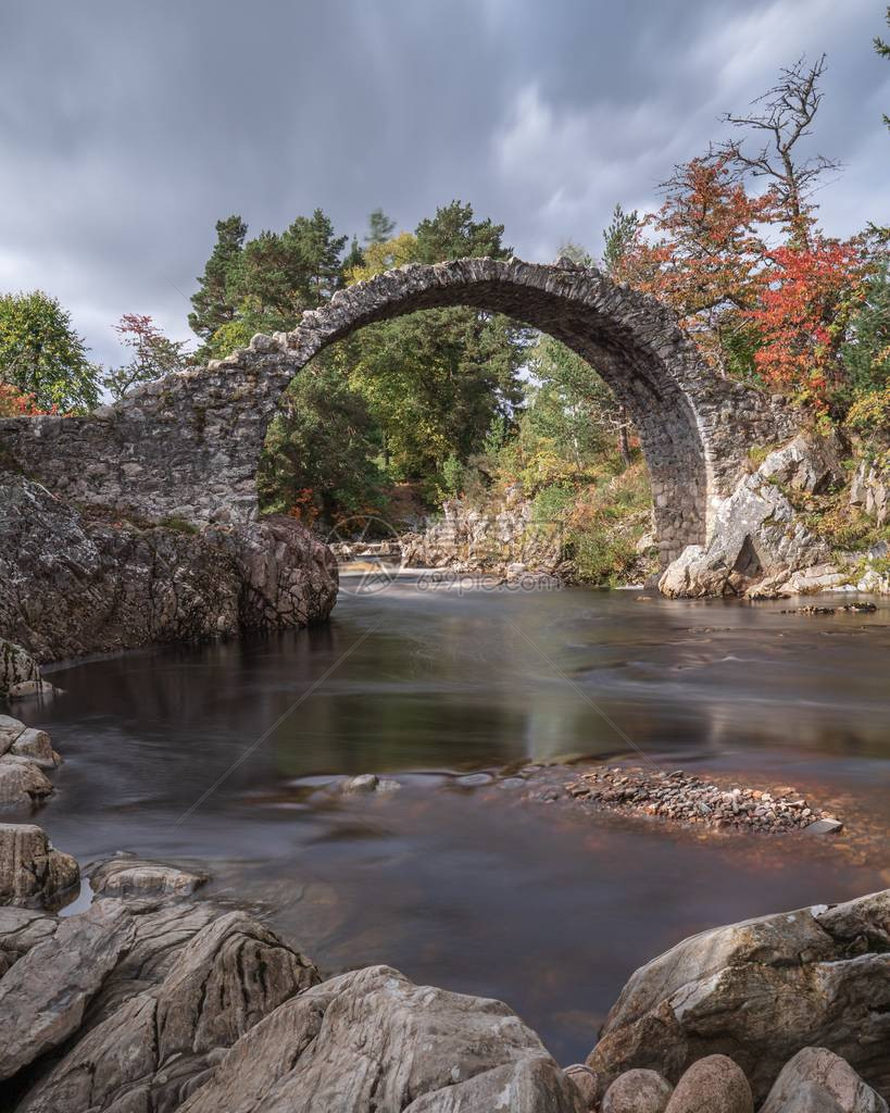 在苏格兰一条河上用石头制造的旧车桥图片