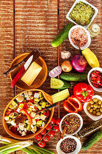 用奶酪准备蔬菜沙拉饮食健康食品夏季沙拉配番茄图片