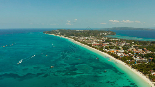 从上面有绿松石水和白色沙滩的热带泻湖菲律宾长滩岛有游人和旅馆的白色海滩夏季和旅背景图片