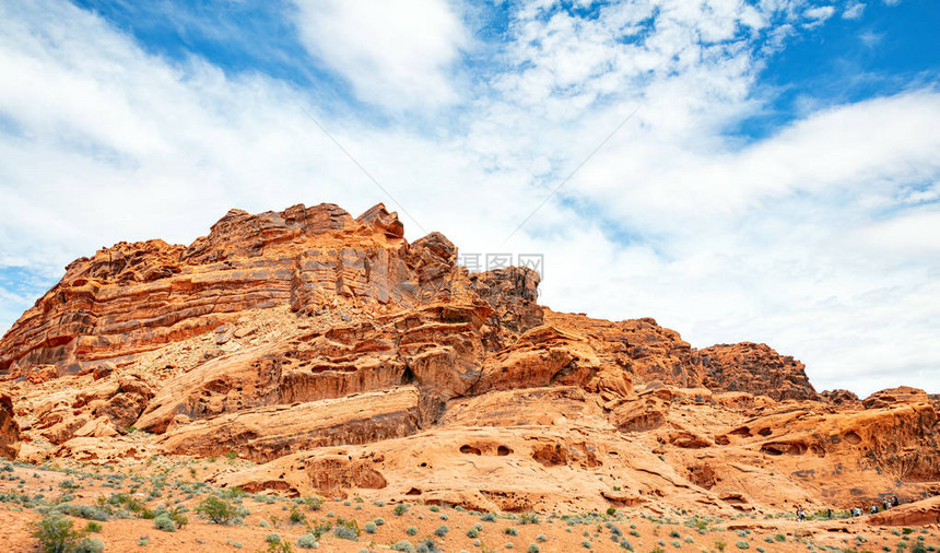 红沙石岩层对蓝天空和云彩背景图片
