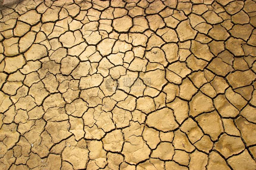 红地的裂缝是炎热气候的象征在图片
