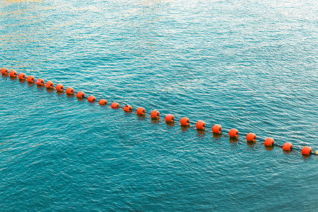海上的橙色浮标在河中隔离浮标在海图片