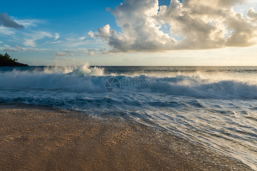 塞舌尔的海浪和水花图片