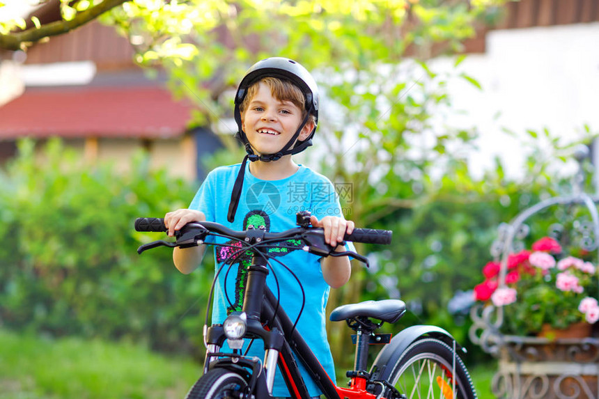 快乐的学校孩子男孩骑自行车很开心图片
