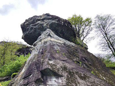 瑞士提契诺州Bignasco的巨人独立或石室SottPiodau遗址背景图片