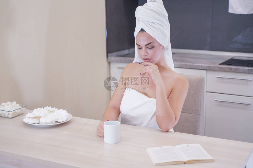 新鲜的年轻女子穿着白色嫩浴袍喝茶的软照片快乐的年轻女图片
