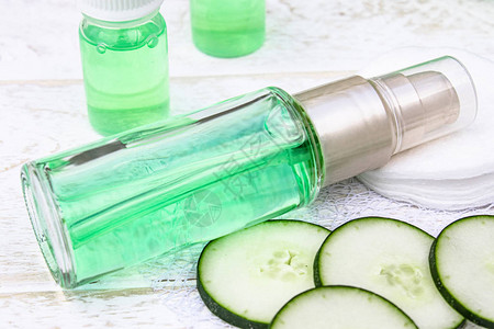 液态在瓶子和绿黄瓜中护肤图片