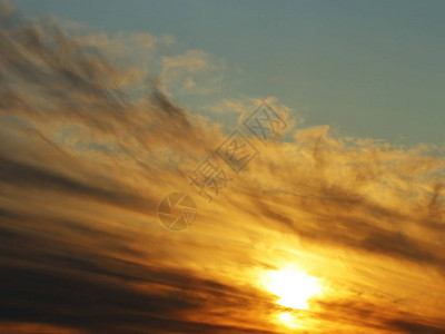 太阳落山灰云的美丽粉丝特写图片
