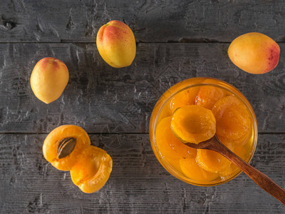 杏果配新鲜自制的果酱放在木桌上新图片