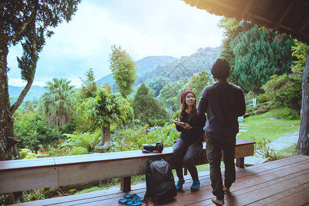 亚洲夫妇旅行照片自然教育自然放松和学习读一本书在公共图片