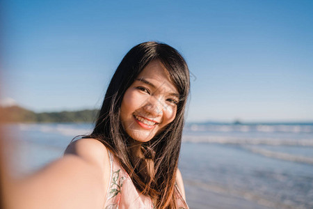 旅游亚洲女人在海滩上自拍图片