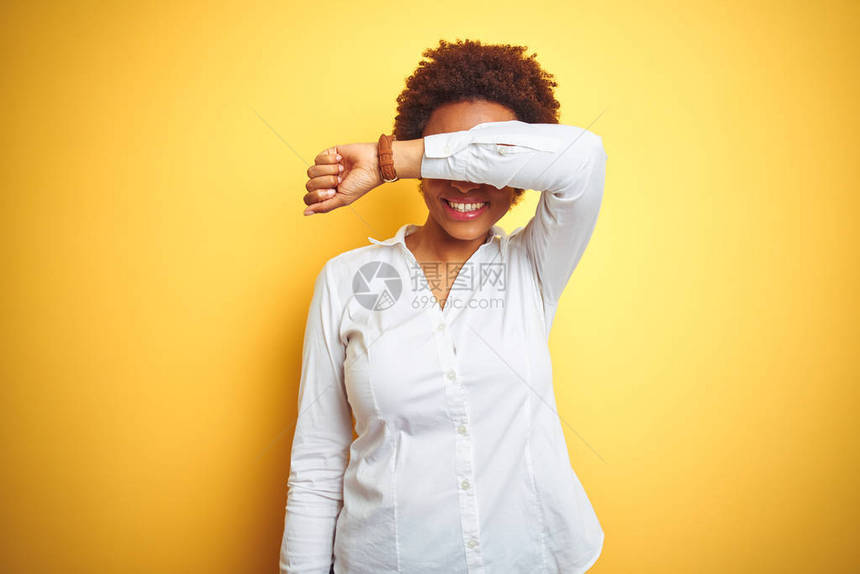 非洲裔美国女商人在孤立的黄色背景上遮住眼睛图片