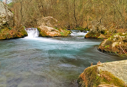 希腊Peroponnese的Loulosios河中岩石溪流的图片