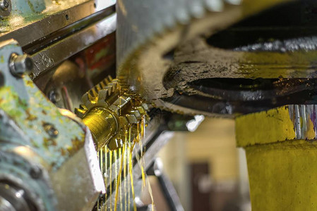 机械制造企业的齿轮切削生产在机器上生图片