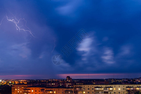 雷暴与闪电和雷声在夜城图片