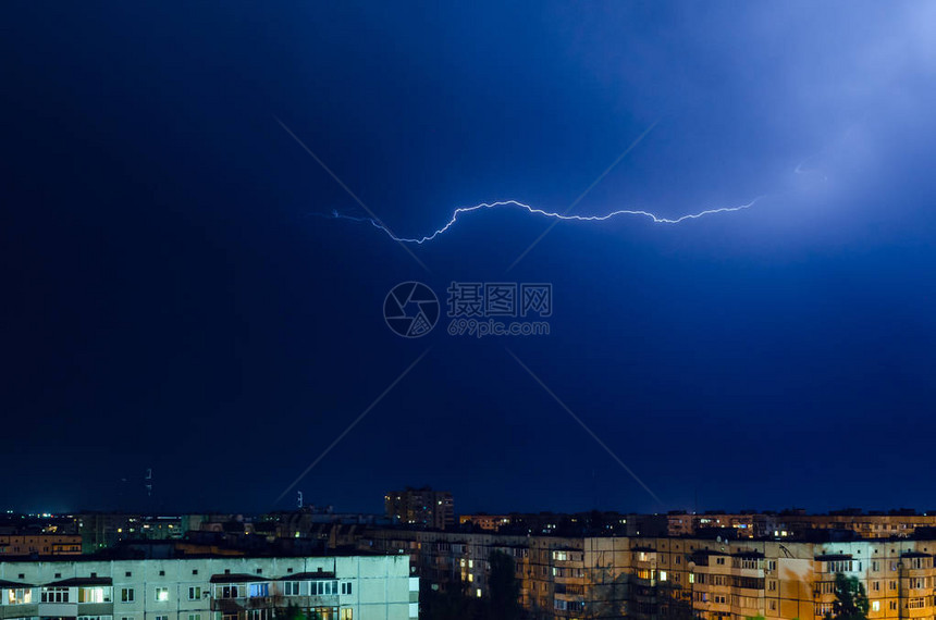 雷暴与闪电和雷声在夜城图片