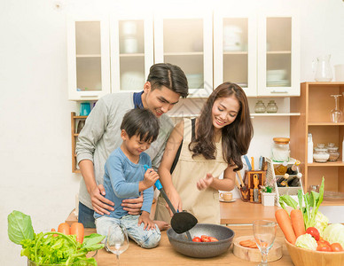 亚洲家庭在厨房做饭图片
