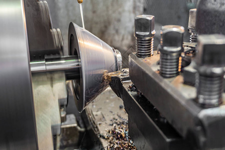 机器制造企业的零件制造厂房里有金属切割机图片