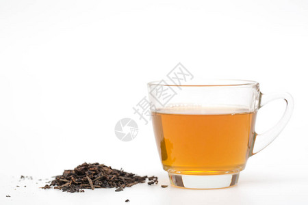 白色背景中的茶杯和茶叶图片
