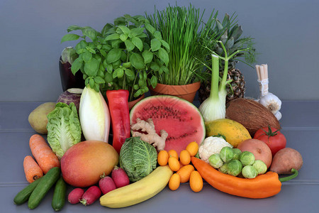 以新鲜水果蔬菜和草药为面部平衡概念的碱健康食品图片