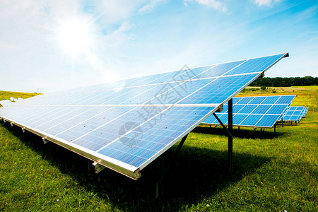 太阳能电池板与晴朗的天空蓝色太阳能电池板可再生能源光图片