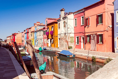 布拉诺岛中心是色彩缤纷的房屋和运河图片