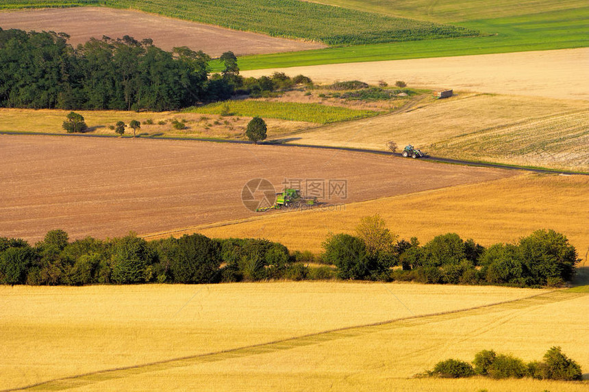 现代收割时间结合采伐者在多彩的田地上工作美丽的线图片