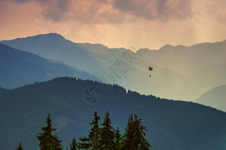 夜山脊奥地利阿尔卑斯山峰的穆迪景象图片