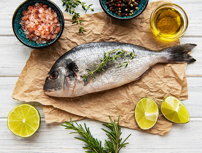 新鲜的鱼朵拉多拉和餐桌背景图片
