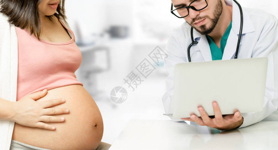 快乐的孕妇在医院或医疗诊所为怀孕顾问拜访妇科医生图片