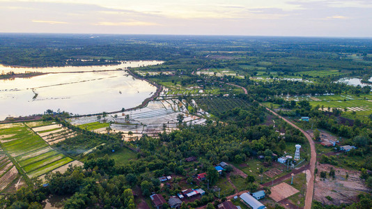 鸟瞰泰国的湖泊和道路图片