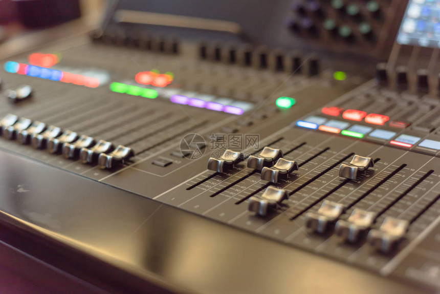 用于混音器控制的特写按钮设备音乐家DJ和音响工程师的混音器将遥控器与彩色霓虹灯混合夜总会图片