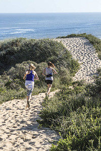 两个女人在沙滩上奔跑图片