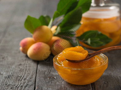 一罐杏仁果酱和木桌上新鲜的浆果图片