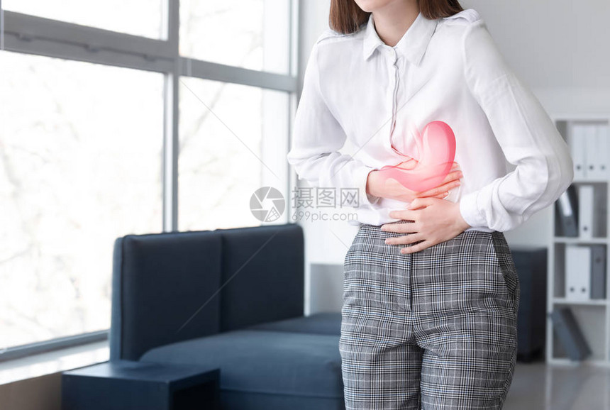 年轻女子在办公室胃痛图片