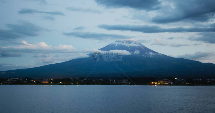 富士山在河口子湖在夏天的时候在晚上图片