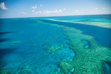 昆士兰的天然大堡礁自然天堂的空中观景背景图片