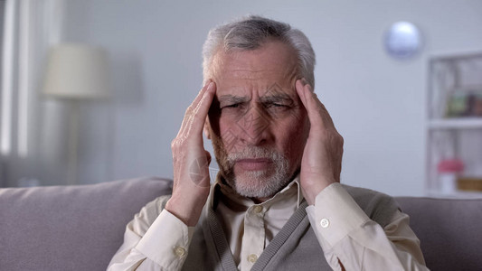 老人患有偏头痛缺血中风症图片