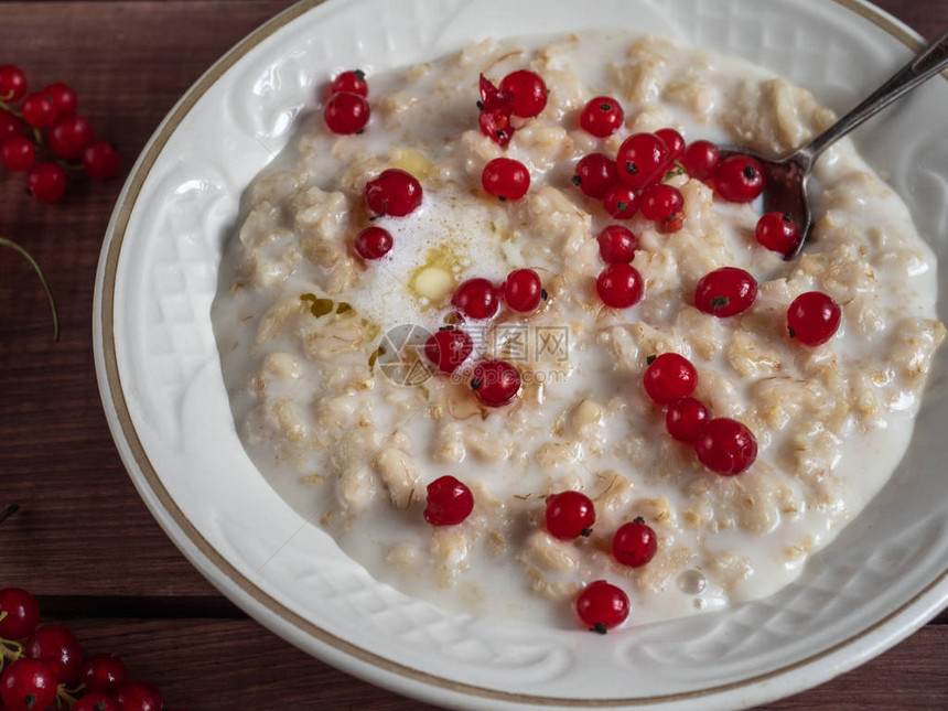 以白色盘子中的新鲜水果作为燕麦健康早餐图片