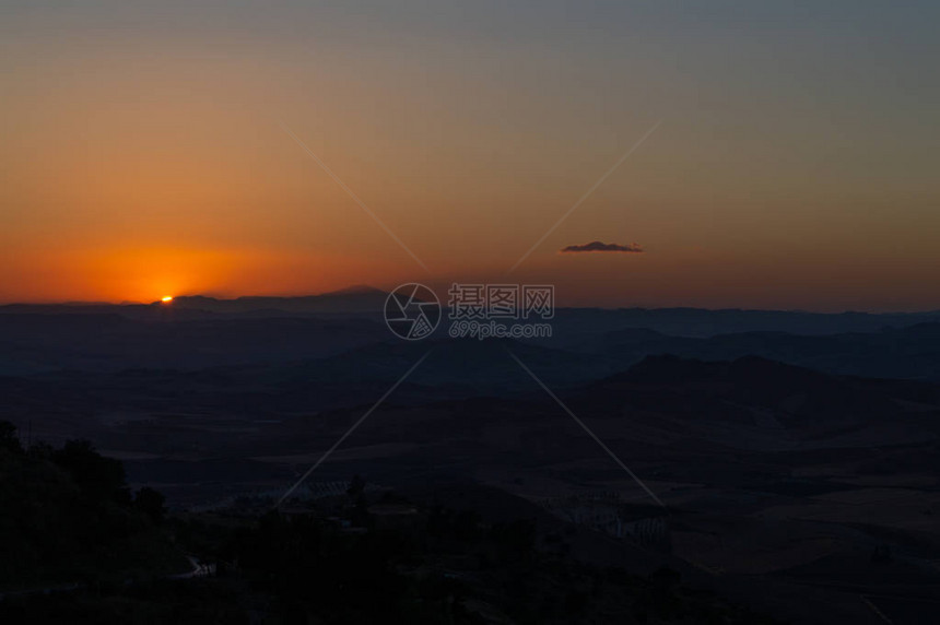 西里山上美妙的日落图片