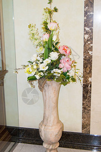 大理石花瓶在豪华酒店前厅的大理石墙上图片